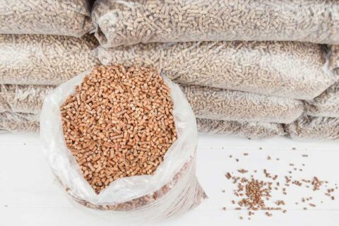 oeko-kaminofen-designmerkmal-und-waerme-in-einem